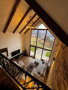 een woonkamer met een groot raam bij Monte Rustic Chalets in Mojkovac