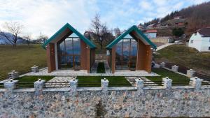 een gebouw bovenop een stenen muur bij Monte Rustic Chalets in Mojkovac
