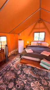 een slaapkamer met een bed in een tent bij Duck Pond Oasis - Glamping in The Dalles