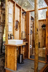 een badkamer in een blokhut met een wastafel bij Duck Pond Oasis - Glamping in The Dalles +40 foto's