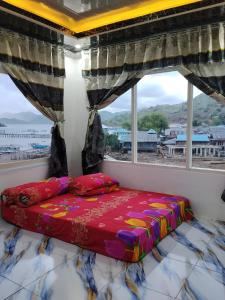 Postel nebo postele na pokoji v ubytování Bajo Komodo Homestay