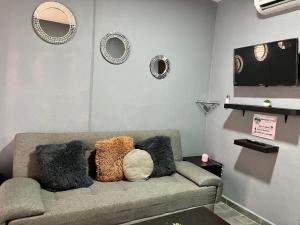 un divano con dei cuscini in una stanza di Departamento Ecoface Vallarta a Puerto Vallarta