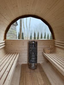 eine leere Sauna mit zwei Bänken und einem Fenster in der Unterkunft Stodoła Parysa  + 3 Fotos