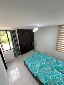 a bedroom with a bed in a room with windows at Apartamento Completo in Cartago +25 photos