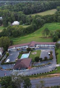 Et luftfoto af Mountain Valley Inn