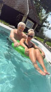 een man en een vrouw op een vlot in een zwembad bij Camper room bunde in Bunde
