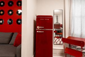 Køkken eller tekøkken på Retro-Chic Hideaway - Walking Distance To Stampede + 69 billeder