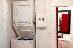 Billede fra billedgalleriet på Retro-Chic Hideaway - Walking Distance To Stampede i Calgary