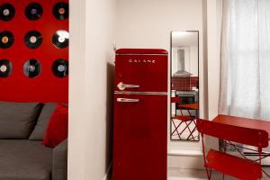 Køkken eller tekøkken på Retro-Chic Hideaway - Walking Distance To Stampede