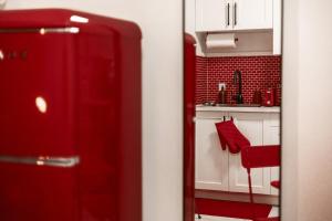Køkken eller tekøkken på Retro-Chic Hideaway - Walking Distance To Stampede