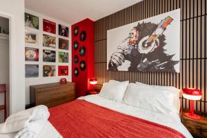 En eller flere senge i et værelse på Retro-Chic Hideaway - Walking Distance To Stampede