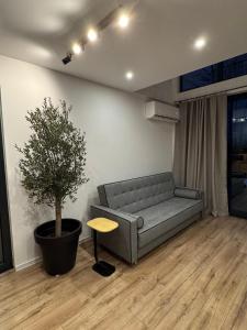 ein Wohnzimmer mit einem Sofa und einem Topf in der Unterkunft Stodoła Parysa 