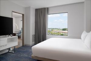 een slaapkamer met een bed en een groot raam bij Hilton Santa Clara in Santa Clara +31 foto's