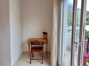 een kleine tafel met een plant erop naast een raam bij Prithvi Hotel - Aesthetic Quite Rooms In Upper Tapovan with free airport pickup for 7 or more nights booking in Rishīkesh