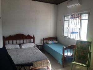 een slaapkamer met een bed en een raam bij Praias da Amazônia in Belém +7 foto's