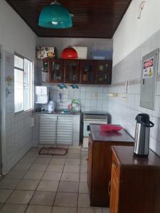 een keuken met een aanrecht en een keuken met een fornuis bij Praias da Amazônia in Belém