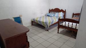 een kleine slaapkamer met een bed en een dressoir bij Praias da Amazônia in Belém