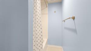 Koupelna v ubytování Finished 2 BR Apartment in an Upscale Area of Ajax + 23 fotografií