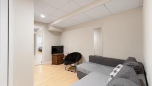 TV a/nebo společenská místnost v ubytování Finished 2 BR Apartment in an Upscale Area of Ajax