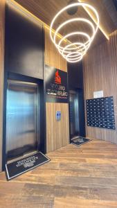 een kamer met een gang met een deur en een bord bij Apto das Rosas - 3 Quartos, Apto todo climatizado, à poucos metros do Parque Termal! in Piratuba