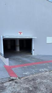 een gebouw met een garage met een open deur bij Apto das Rosas - 3 Quartos, Apto todo climatizado, à poucos metros do Parque Termal! in Piratuba