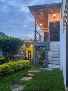une maison avec un escalier menant à une porte dans l'établissement Apartamento Rústico, à Concepción de Ataco