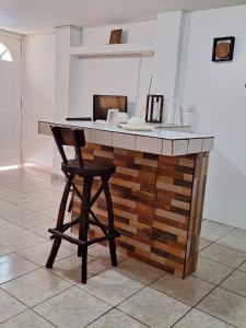 - une cuisine avec un comptoir et un tabouret à côté dans l'établissement Apartamento Rústico, à Concepción de Ataco