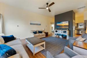 un soggiorno con un divano e una TV di 204 Glencreek Road a Town Bank