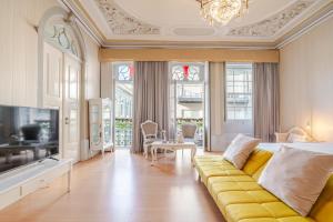 TV/trung tâm giải trí tại Serafina Palace Historic Charm by the Sea