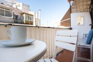 una taza de café en una mesa en un balcón en Du Soleil Apart, en Sitges