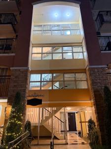 ein großes Gebäude mit vielen Fenstern in der Unterkunft 1413 Home Suites Arezzo Place Davao in Davao City