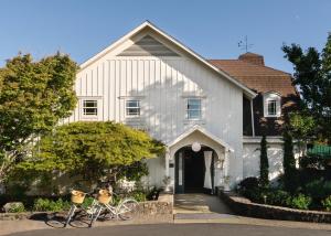 une maison blanche avec deux vélos garés devant elle dans l'établissement Le Petit Pali St Helena, à St. Helena