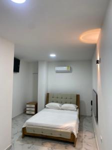 En eller flere senge i et værelse på Hotel Santa Ana