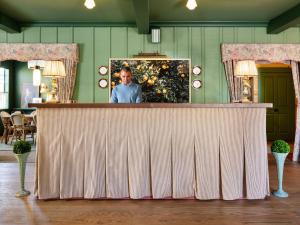 - un bar dans une salle avec une table dans l'établissement Le Petit Pali St Helena, à St. Helena 74 autres photos