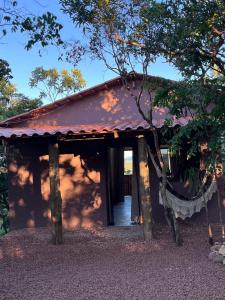 een gebouw met een hangmat ervoor bij Chalé vista da vila in Sao Jorge