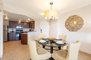 a dining room and kitchen with a table and chairs at DeeDee Al Resort in Las Vegas