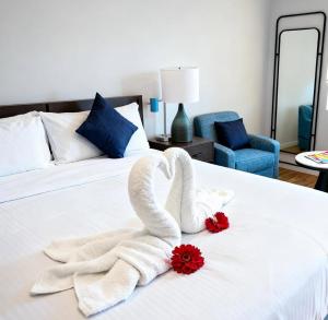 een zwaan gemaakt van handdoeken op een bed bij Soma Dream Hotel Georgetown Guyana in Georgetown