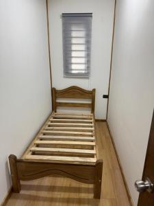 a bed in a room with a window at Alaska cabin in Choroico
