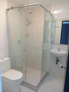 ein Badezimmer mit Dusche, Toilette und Waschbecken in der Unterkunft Cabañas hotel COLONIA SAN MIGUEL in Paipa