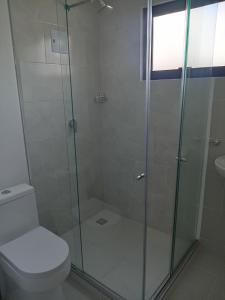 ein Badezimmer mit Dusche, Toilette und Waschbecken in der Unterkunft Cabañas hotel COLONIA SAN MIGUEL in Paipa + 13 Fotos