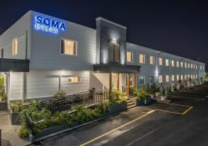 een gebouw met een bord waarop 'sonma dream' staat bij Soma Dream Hotel Georgetown Guyana in Georgetown