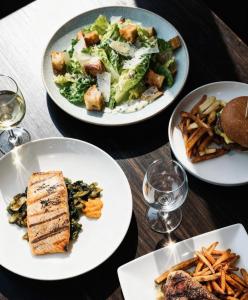 een tafel met vier borden eten erop bij Soma Dream Hotel Georgetown Guyana in Georgetown +16 foto's