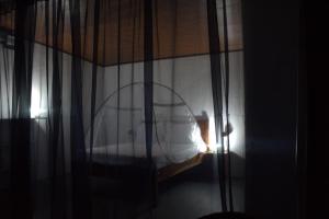 een slaapkamer met een bed met een lamp erin bij Village Río Celeste, Eco Lodge and Tours in Rio Celeste