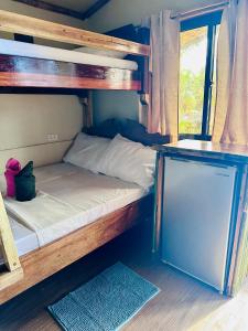 ein Schlafzimmer mit zwei Etagenbetten und einem Fenster in der Unterkunft The Green House Port Barton in San Vicente