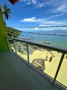 einen Balkon mit Blick auf den Strand in der Unterkunft Araçatiba Praia Flats in Angra dos Reis