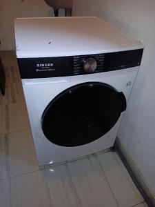 een magnetron op een aanrecht bij jenul villa in Ahangama