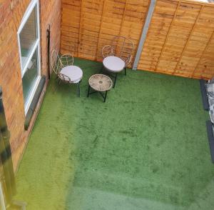 einen Blick über eine Terrasse mit Stühlen und einem Tisch in der Unterkunft Central Location! 15 mins to Airport 2 mins to High Street and Station FREE PARKING!! in Birmingham