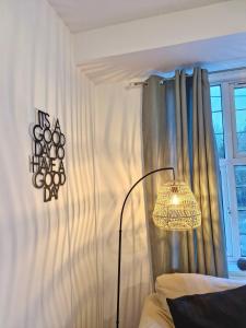 Postel nebo postele na pokoji v ubytování SHM Stays NECAirport M6 Free Parking Available