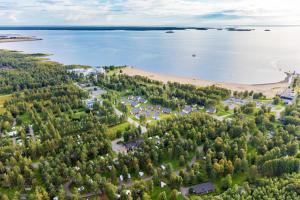 an aerial view of a resort on the shore of a beach at Nallikari Seaside Cottages in Oulu