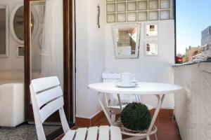 una mesa pequeña y 2 sillas en una habitación en Du Soleil Apart, en Sitges